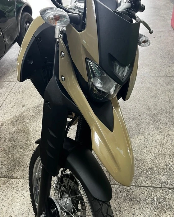 Envelopamento de moto Yamaha com acabamento cromado