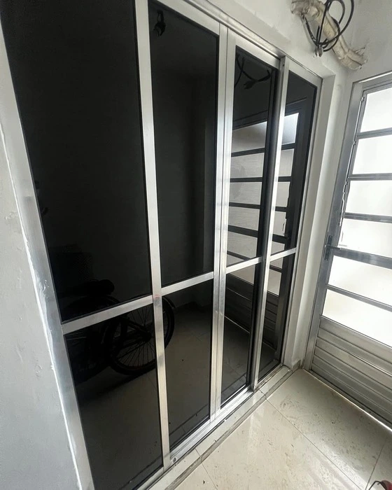 Insulfilm comercial em prédio corporativo com película de controle solar