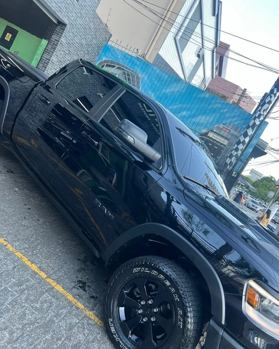 Envelopamento de carro popular com película carbon fiber